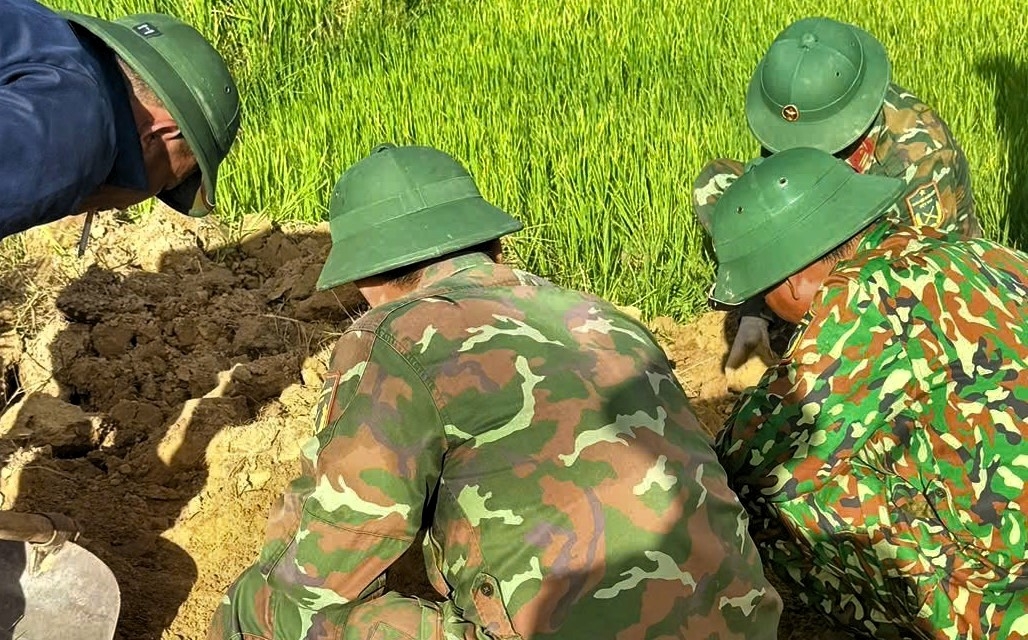Hài cốt liệt sĩ được phát hiện ở khu vực mặt bằng thi công sân bay tại xã Cửa Việt, tỉnh Quảng Trị.jpg