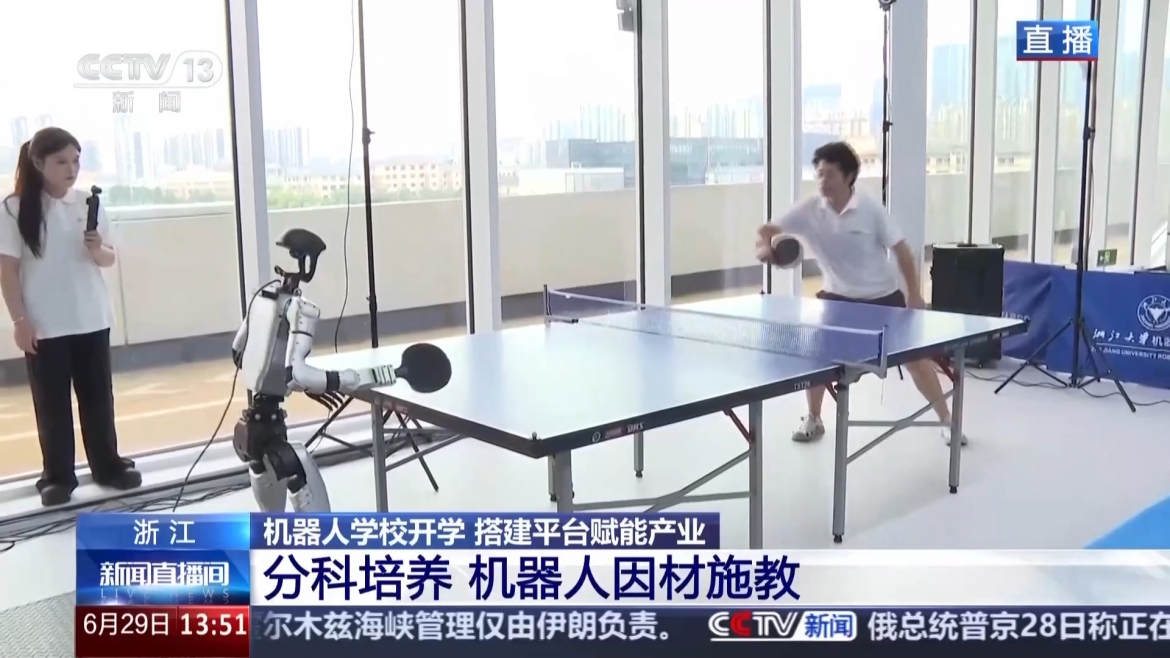 Học viên robot chơi bóng bàn. Ảnh CCTV.png