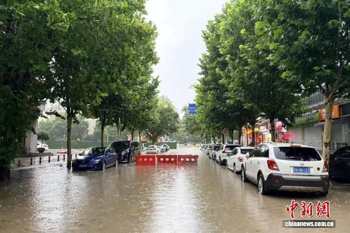 Nước ngập do mưa lớn ở thành phố Vũ Hán, tỉnh Hồ Bắc ngày 19_6_2026. Ảnh_ China News.jpg
