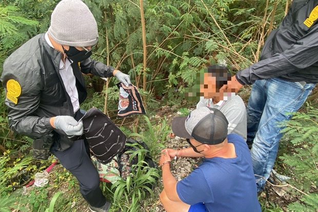Nghi phạm Uthai Khanapiwat khai báo với cảnh sát nơi phi tang các túi vải dùng để cất giấu heroin - Nguồn Cảnh sát Thái Lan.jpg