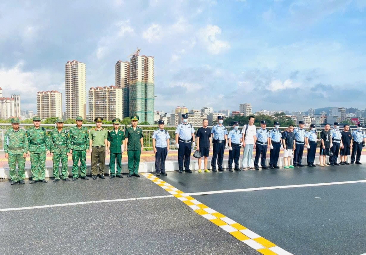 _cong-an-tinh-quang-ninh-trao-tra-5-doi-tuong-nguoi-trung-quoc-tai-cua-khau-bac-luan-2.jpg