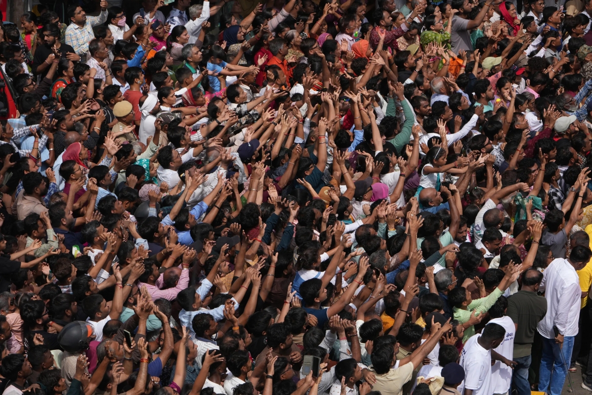 ahmedabad-crowd.jpg
