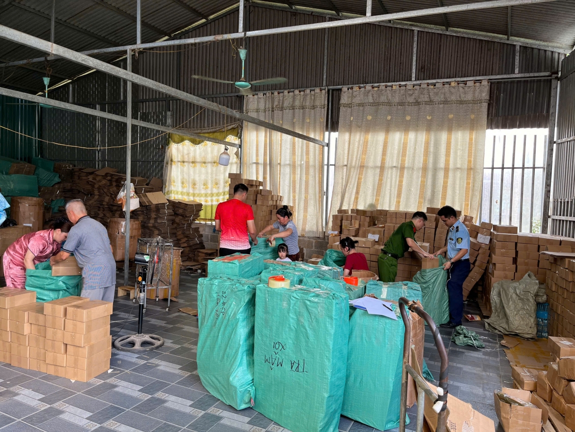 anh_1_va_2._co_quan_cong_an_kiem_tra_co_so_san_xuat_cua_nguyen_quang_loi_phat_hien_dau_hieu_san_xuat_buon_ban_hang_gia.jpg