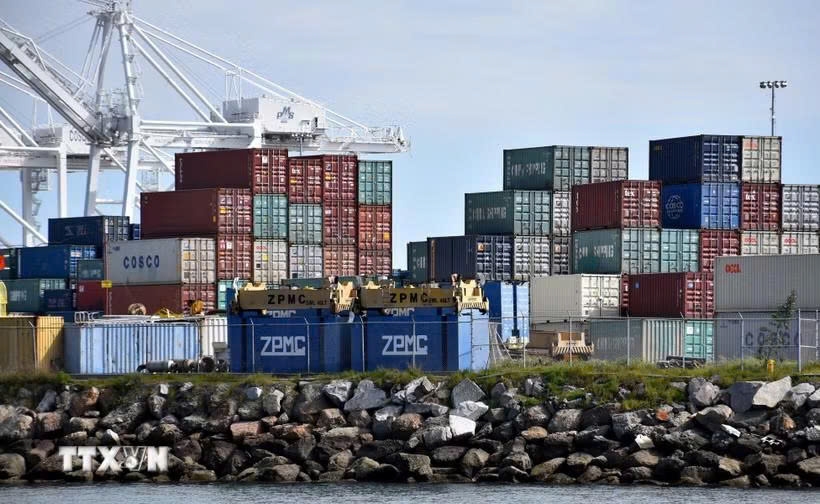 Các container hàng hóa tại cảng Long Beach, bang California, Mỹ (Ảnh: THX/TTXVN)