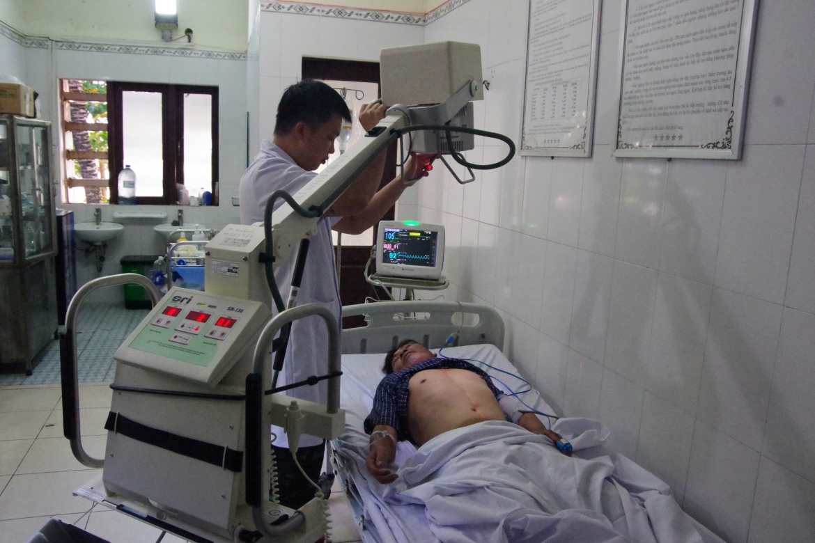 bac-si-chuan-bi-chup-x-quang-chuan-doan-tinh-trang-benh-nhan.jpg