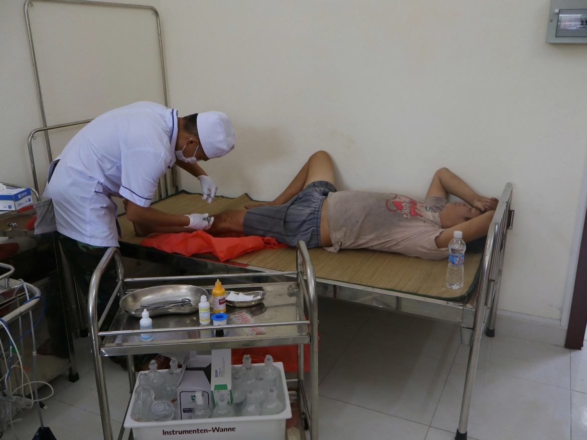 bac_si_tien_hanh_xu_ly_vet_thuong_ho_cho_ngu_dan_copy_20260725174957.jpg