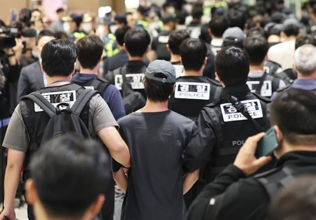 Cảnh sát Hàn Quốc di lý tội phạm (Ảnh Yonhap)