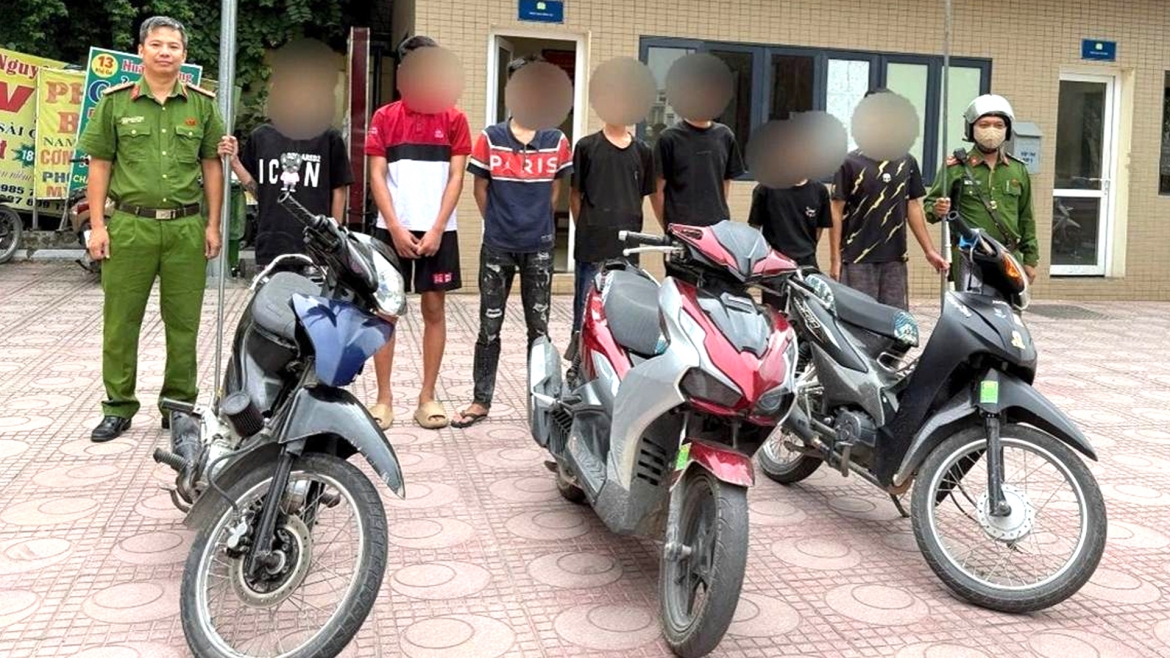 bat-khan-cap-nhom-mang-dao-phong-lon-gay-roi-trat-tu-cong-cong.jpg