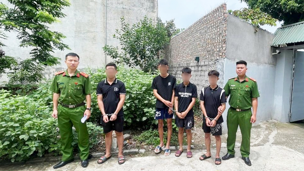 bat_4_thieu_nien_ban_tinh_dau_ma_tuy_o_ha_noi.jpg
