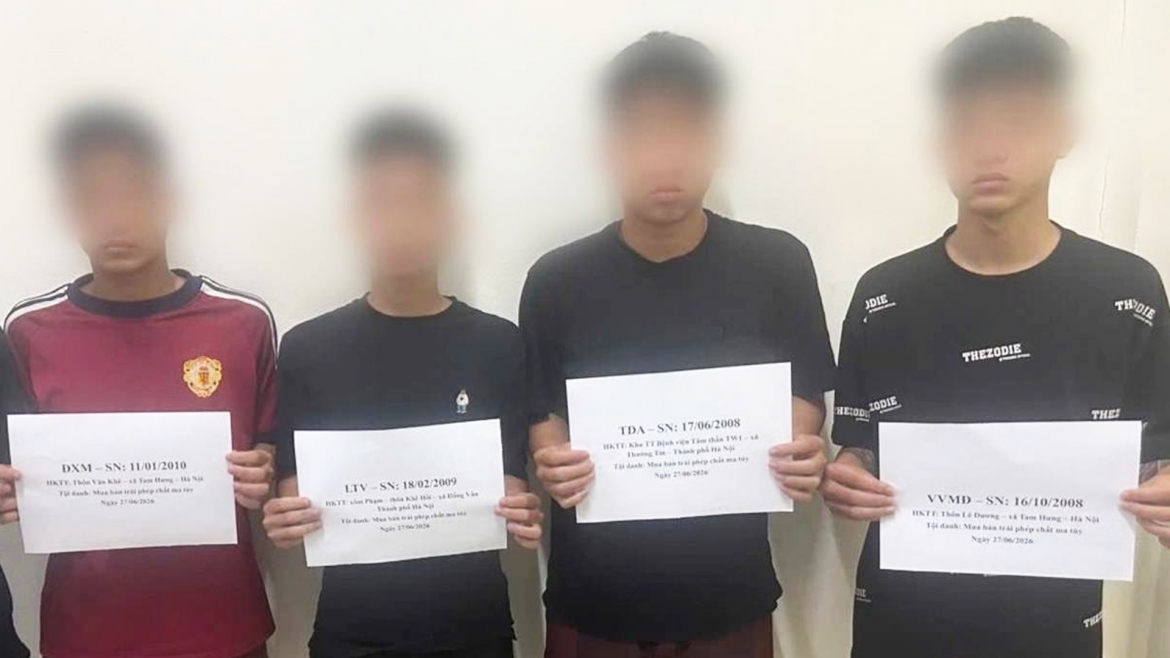 bat_lien_tiep_cac_doi_tuong_mua_ban_ma_tuy_o_ha_noi_thu_giu_heroin_va_tinh_dau_ma_tuy.jpg