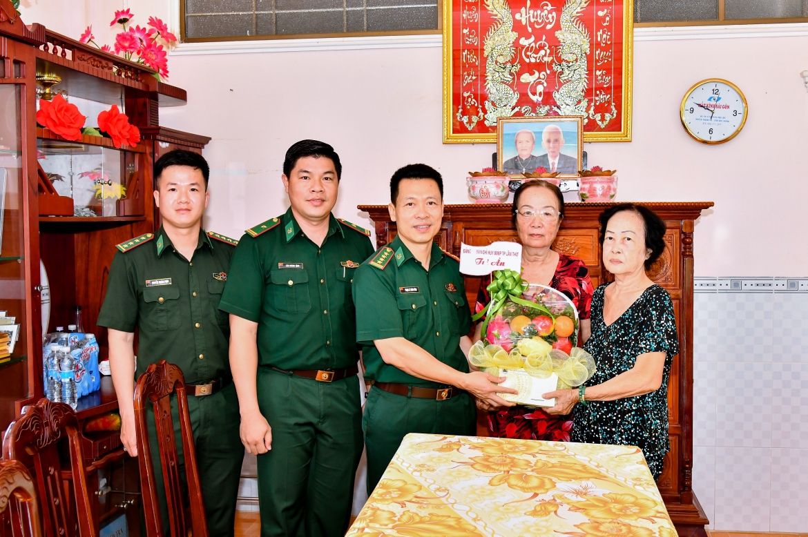 bo-doi-bien-phong-can-tho-tang-qua-nguoi-co-cong-vov-1.jpg
