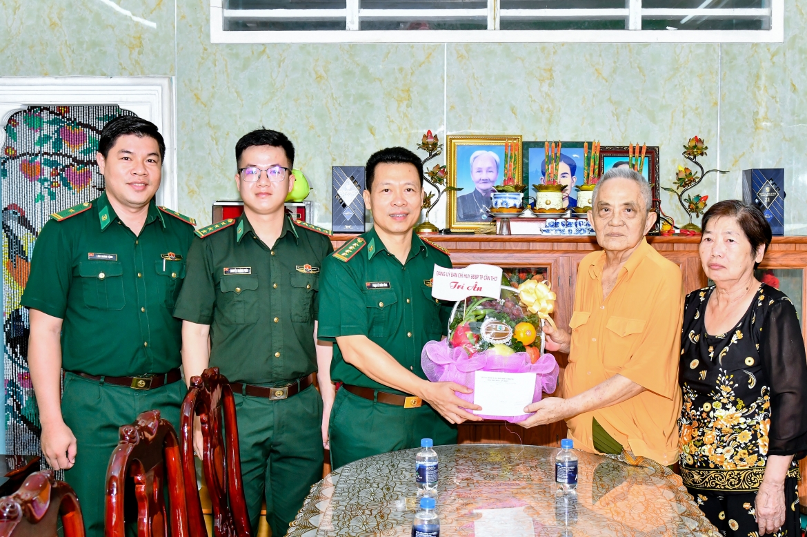 bo-doi-bien-phong-can-tho-tang-qua-nguoi-co-cong-vov-2.jpg