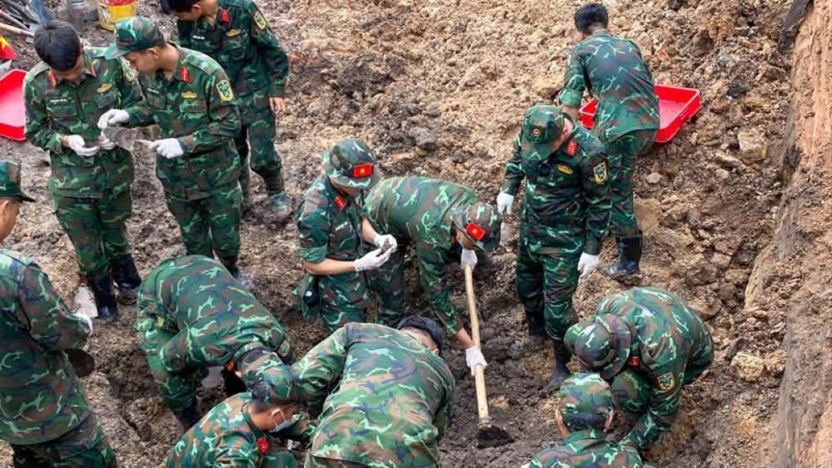 cac-can-bo-chien-si-can-trong-tung-lop-dat-trong-qua-trinh-tim-kiem-hai-cot-liet-si-anh-bo-tu-lenh-tp.hcm-cung-cap.jpg