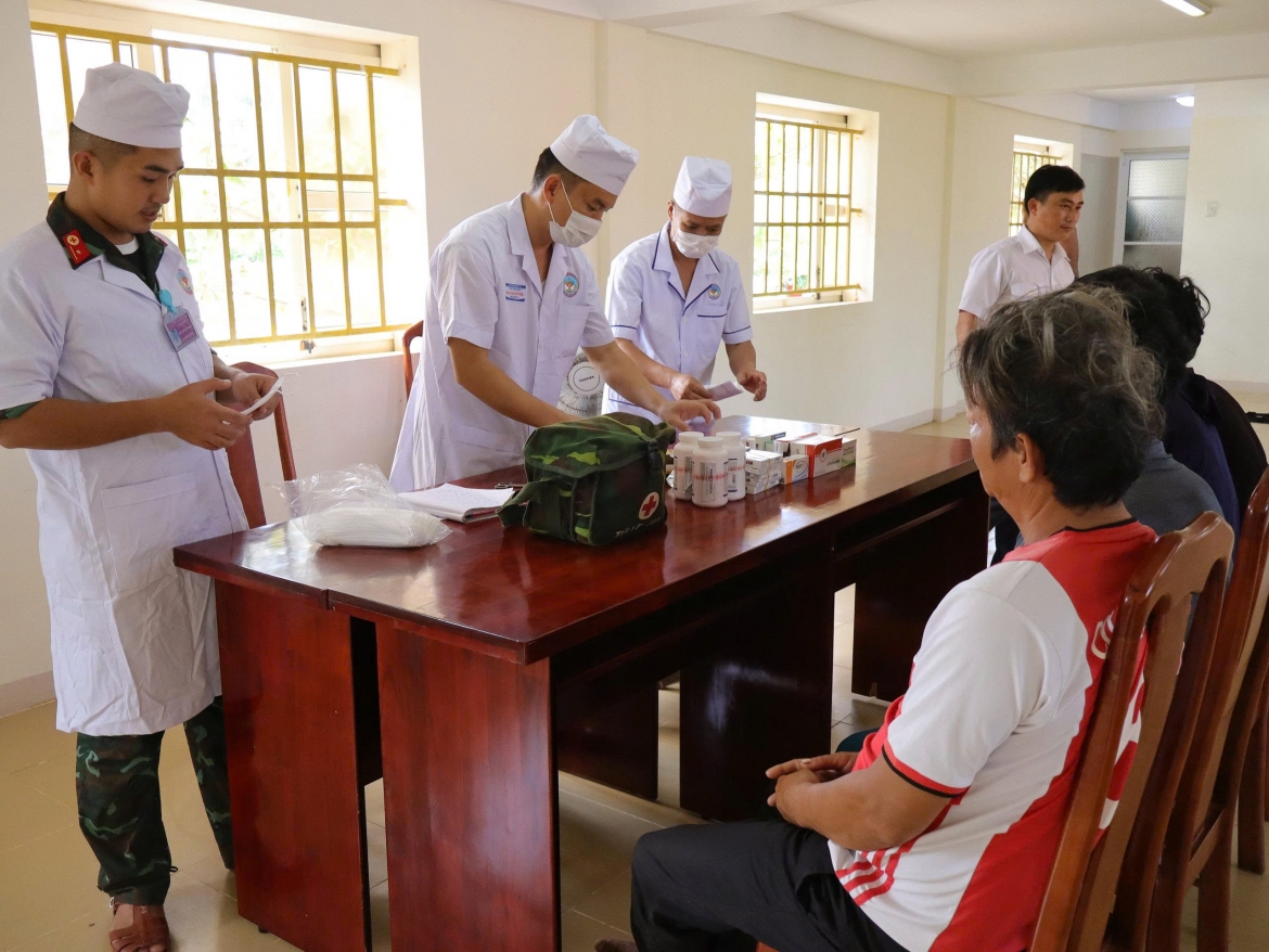 cac_y_bac_si_cap_phat_thuoc_cho_ngu_dan_20260725174957.jpg