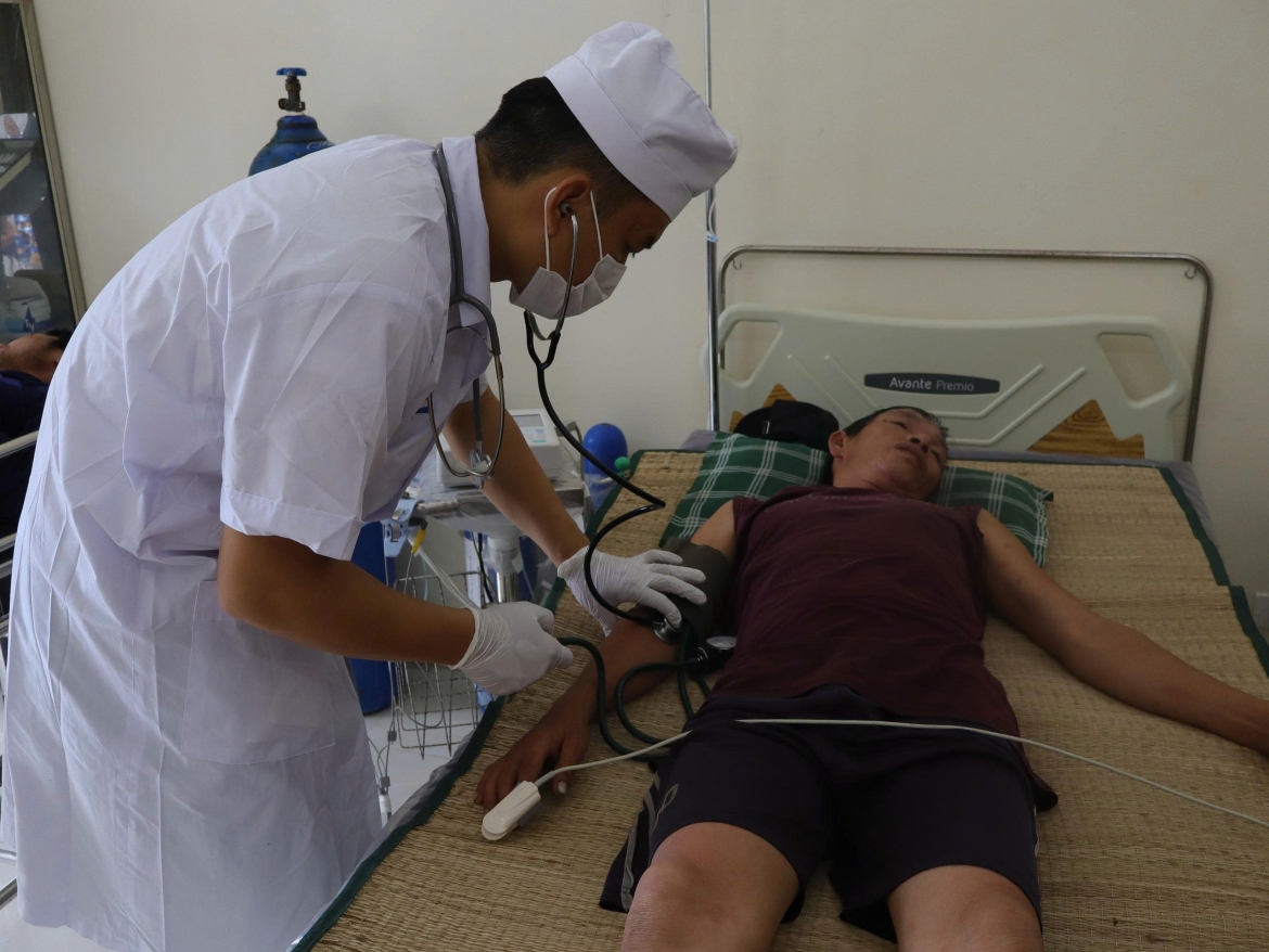 cac_y_bac_si_tham_kham_cho_cac_ngu_dan_20260725174957.jpg