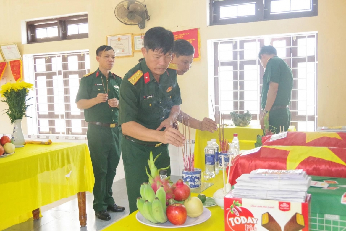 can-bo-su-doan-968-dang-hoa-dang-huong-tri-an-cac-anh-hung-liet-si-vua-duoc-tim-thay.jpg