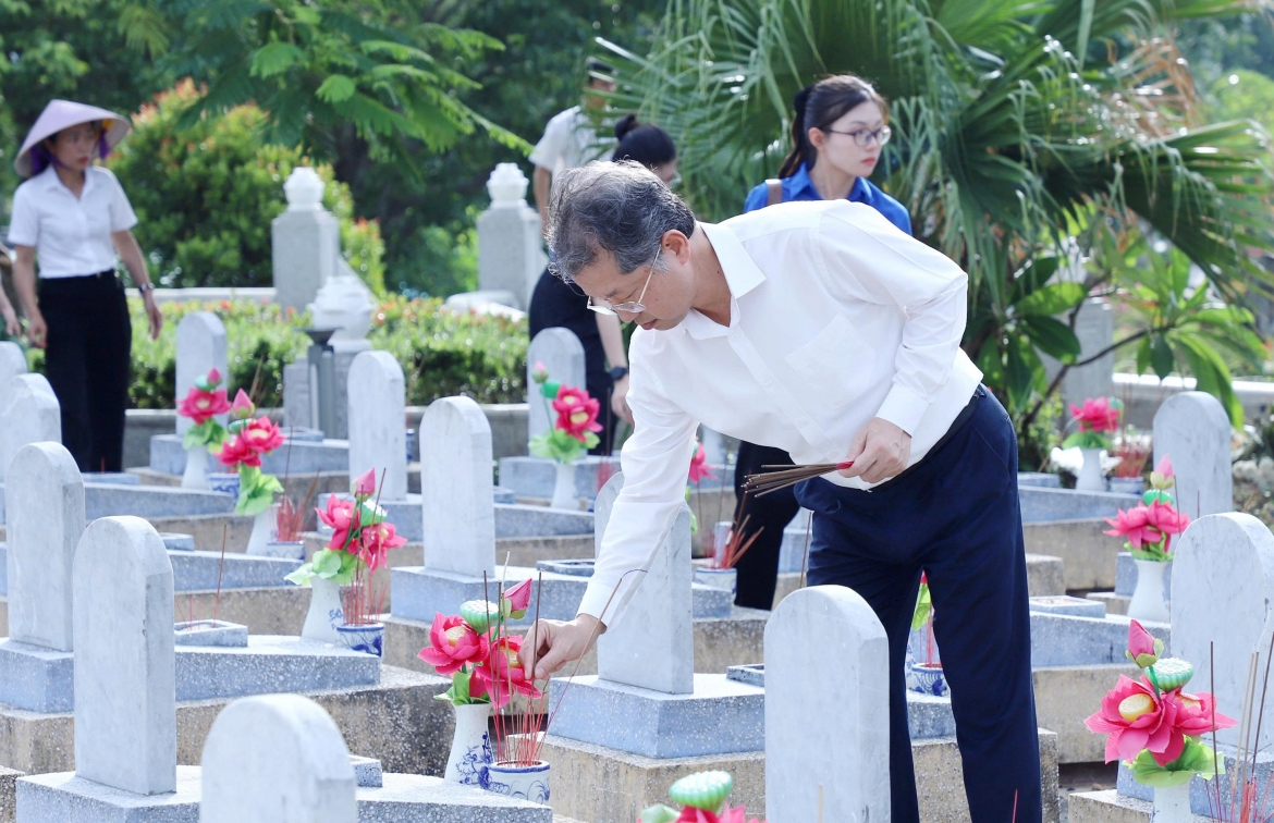 chanh-an-toa-an-nhan-dan-toi-cao-thap-huong-tung-phan-mo-liet-si.jpg