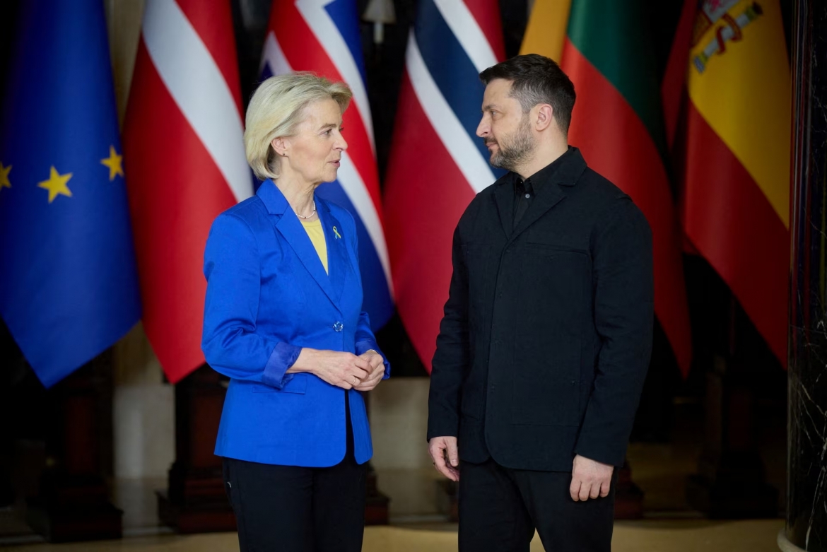 chu_tich_uy_ban_chau_au_ursula_von_der_leyen_trai_va_tong_thong_ukraine_volodymyr_zelensky_phai_anh_theo_reuters_20260711053208.jpg