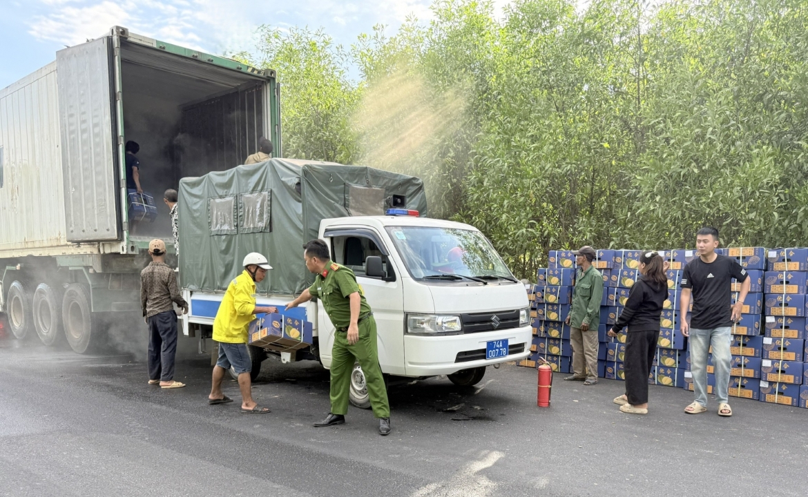 cong-an-va-nguoi-dan-ho-tro-di-chuyen-20-tan-sau-rieng-khoi-thung-xe-dang-boc-chay.jpg