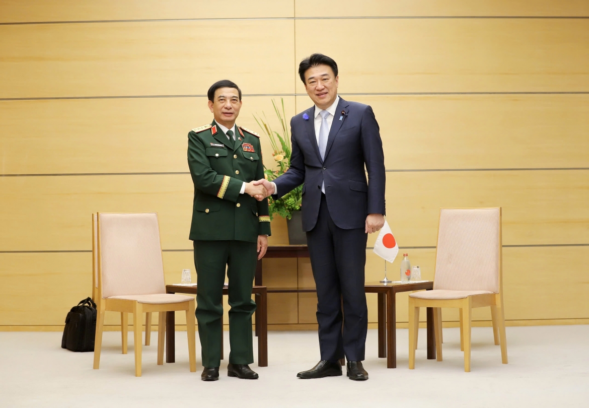 dai-tuong-phan-van-giang-hoi-kien-chanh-van-phong-noi-cac-nhat-ban-1.jpg