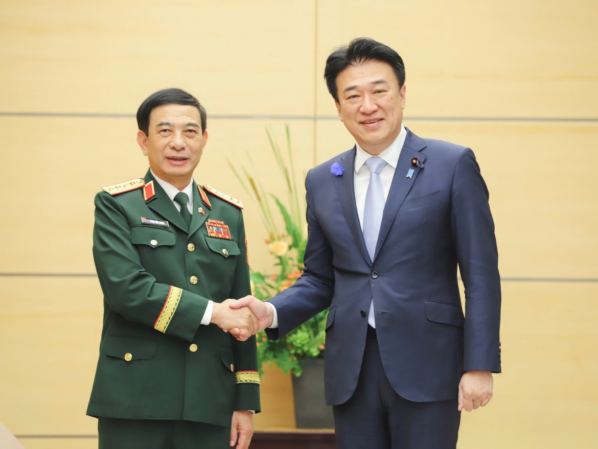 dai-tuong-phan-van-giang-hoi-kien-chanh-van-phong-noi-cac-nhat-ban.jpg