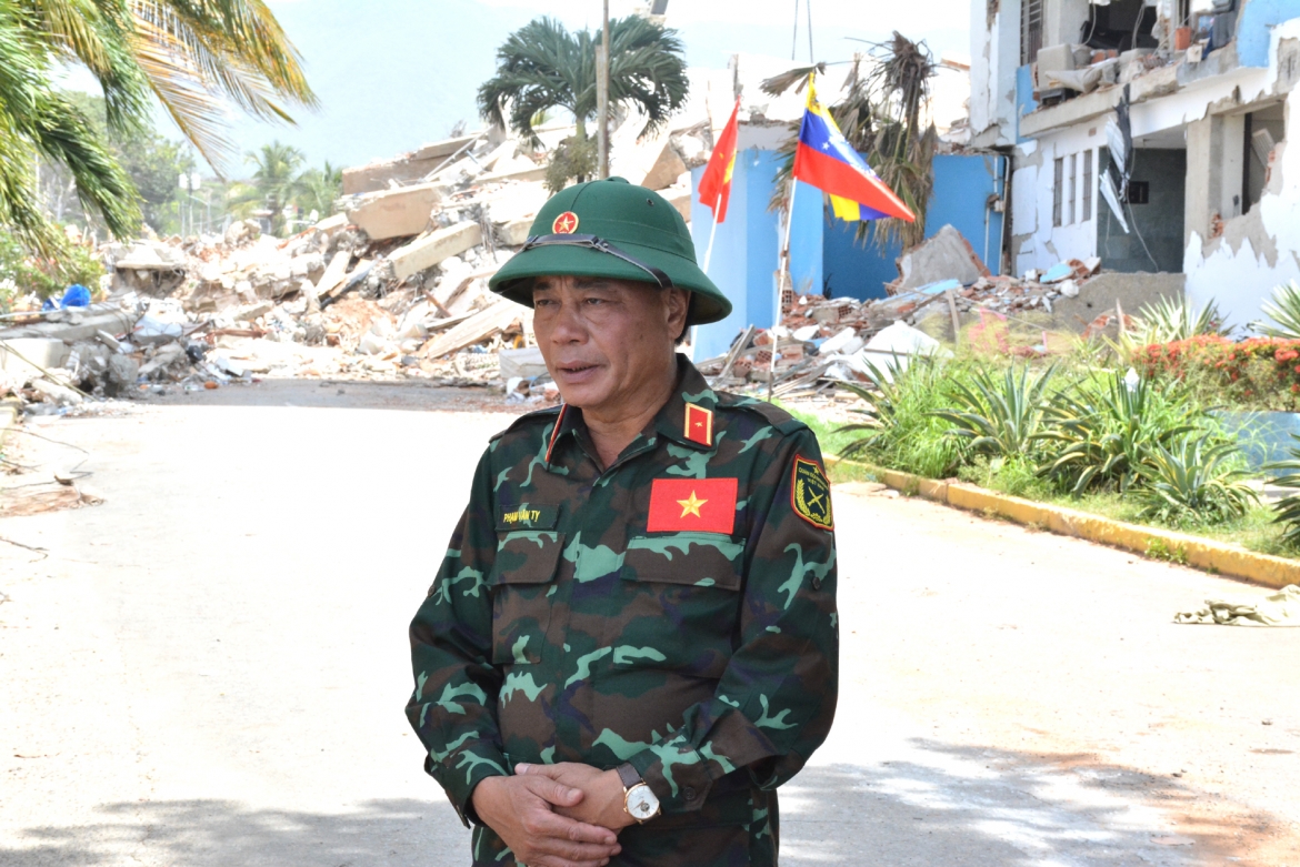 dai_tuong_nguyen_tan_cuong_bieu_duong_doan_viet_nam_cuu_tro_dong_dat_tai_venezuela.jpg