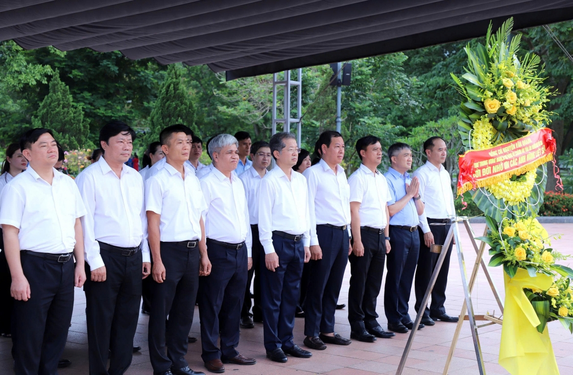 doan-cong-tac-cua-toa-an-nhan-dan-toi-cao-tri-an-liet-si.jpg