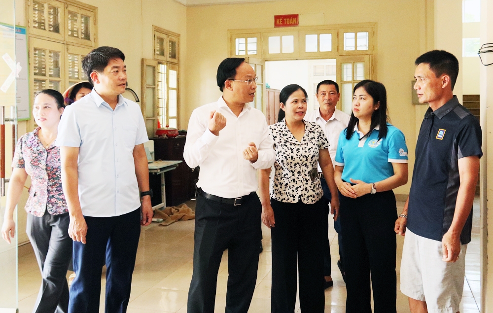 dong-cho-pham-van-thinh-tang-qua-gia-dinh-tam-cu.jpg