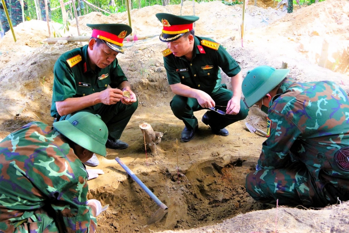 hai-cot-cac-liet-si-duoc-phat-hien-kem-nhieu-di-vat-2.jpg