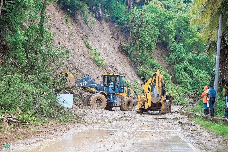 hang-loat-vu-lo-dat-da-xay-ra-do-mua-lon-tai-philippines-anh-philstar.jpg