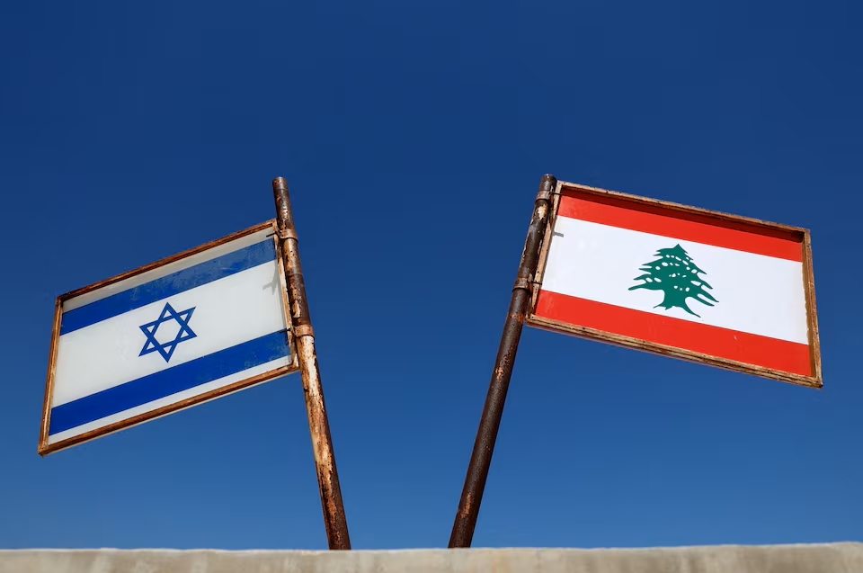 Hình ảnh cờ Israel và Lebanon tại một đài tưởng niệm gần biên giới Israel-Lebanon ngày 27/6, sau khi Israel và Lebanon ký kết một thỏa thuận khung sau các cuộc đàm phán do Mỹ làm trung gian. Ảnh: Reuters