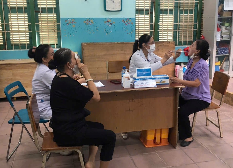 Trước mắt, tỉnh Khánh Hòa ưu tiên khám sức khỏe cho người có công, người cao tuổi, người khuyết tật...