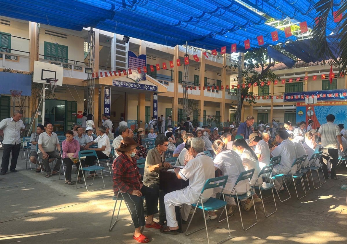 Trường học được phường Tây Nha Trang, tỉnh Khánh Hòa trưng dụng làm nơi khám sức khỏe cho người dân