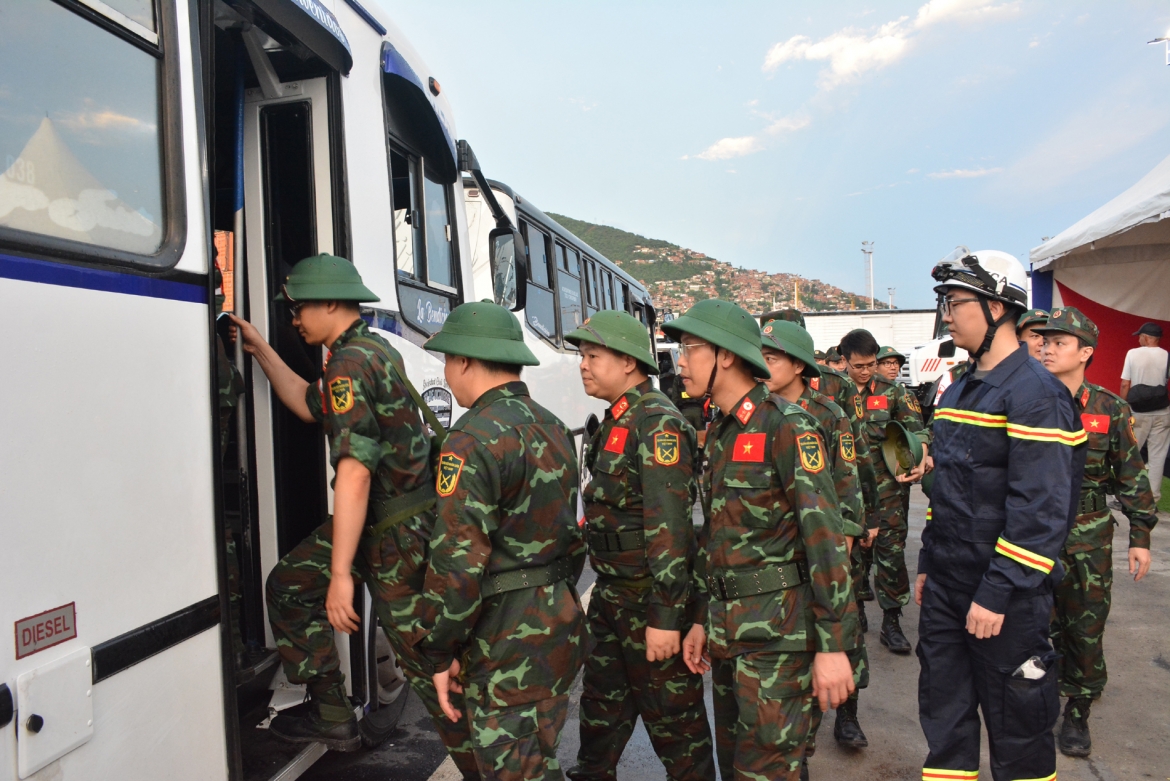 khong_quan_nang_mua_doan_viet_nam_tich_cuc_tim_kiem_nan_nhan_dong_dat_tai_venezuela.jpg