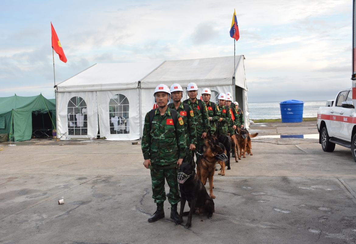 khong_quan_nang_mua_doan_viet_nam_tich_cuc_tim_kiem_nan_nhan_dong_dat_tai_venezuela_1.jpg