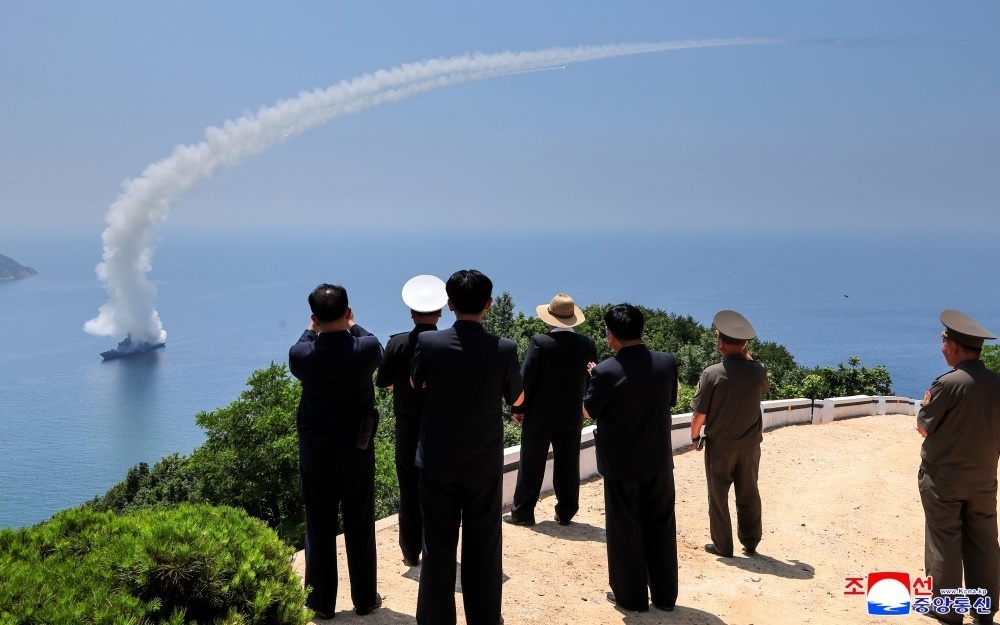 lanh tu Trieu Tien Kim Jong Un thi sat thu vu khi, chien ham Trieu Tien phong ten lua -kcna.jpg