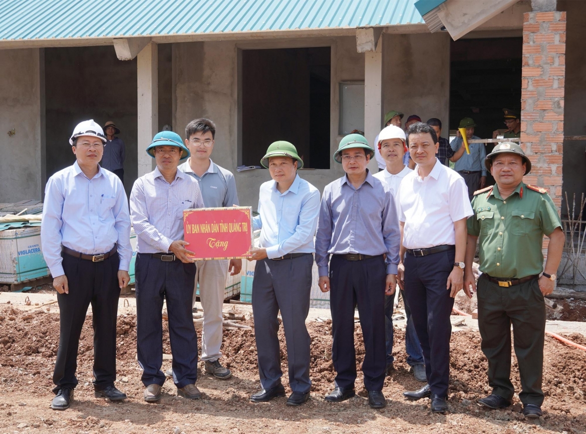 lanh-dao-ubnd-tinh-quang-tri-tang-qua-dong-vien-cac-don-vi-thi-cong.jpg