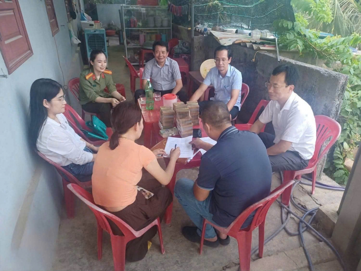 lanh_dao_phuong_dong_hoi_cung_luc_luong_chuc_nang_den_tung_nha_de_tuyen_truyen_van_dong_nguoi_dan_ban_giao_mat_bang_cho_du_an.jpg