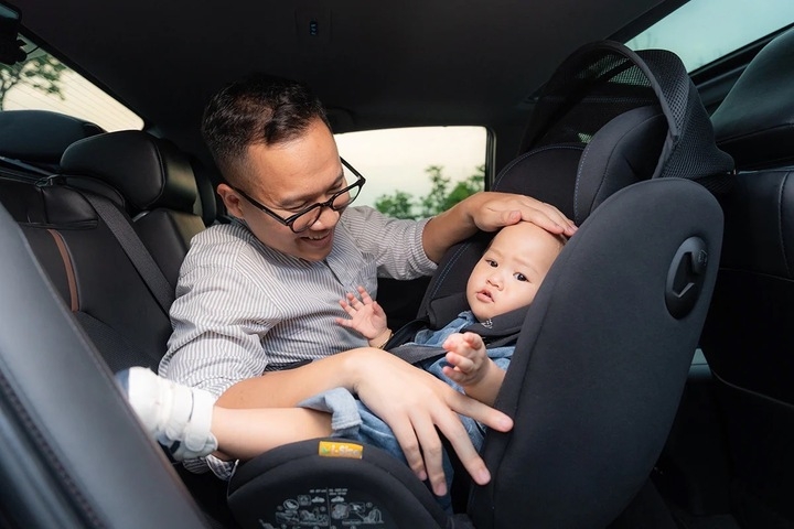 Nhiều phụ huynh lo lắng khi đưa con đi xe taxi công nghệ mà không có ghế an toàn.