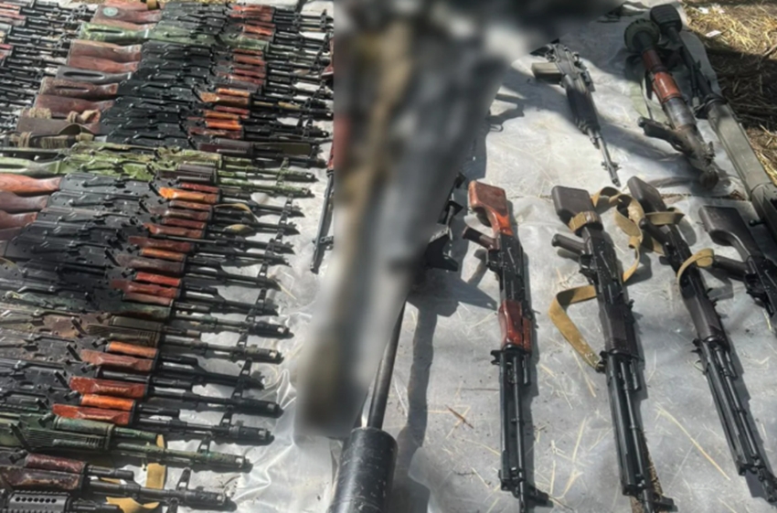 Một lô vũ khí buôn lậu bị cảnh sát Ukraine thu giữ. Ảnh SBU