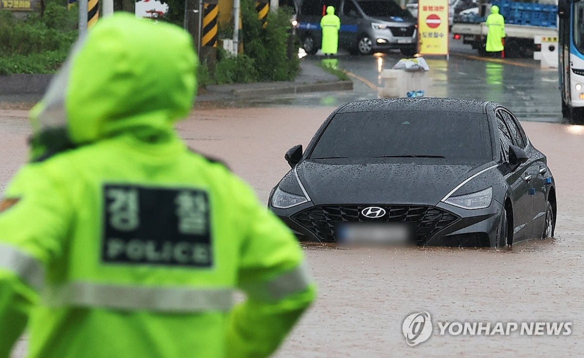 mua_lu_khien_nhieu_giao_thong_trong_yeu_cua_han_quoc_bi_te_liet_anh_yonhap_20260710094037.jpg
