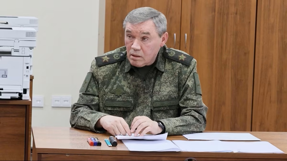 Tổng Tham mưu trưởng Lực lượng Vũ trang Nga Valery Gerasimov báo cáo với Tổng thống Nga Vladimir Putin trong chuyến thăm trung tâm chỉ huy quân đội trong bối cảnh xung đột Nga-Ukraine vẫn đang tiếp diễn. Ảnh Reuters