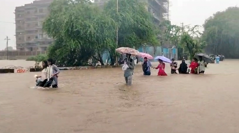 nhieu_tuyen_duong_o_mumbai_ngap_lut._anh_ani.jpg