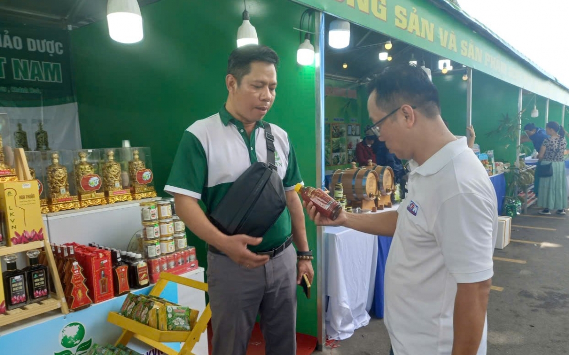Nhiều nông dân, doanh nghiệp phía Nam (tỉnh Ninh Thuận cũ) tham gia Festival Biển Khánh Hòa 