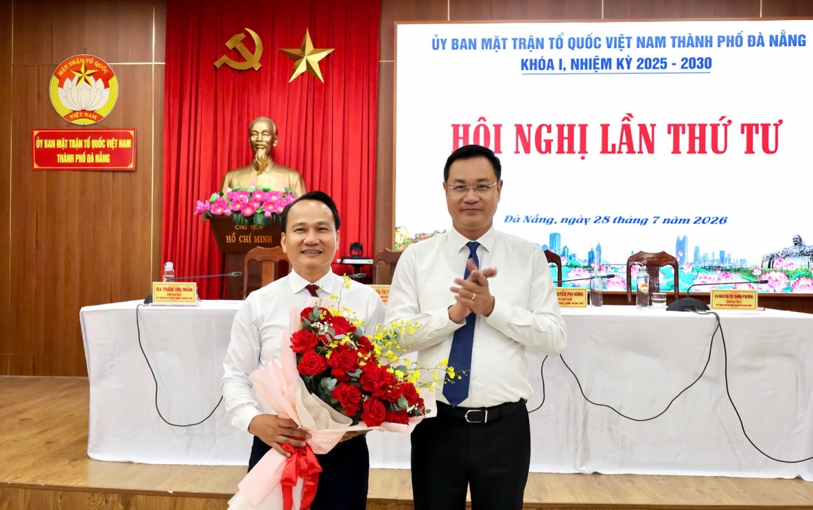ong-le-ngoc-quang-ben-phai-bi-thu-thanh-uy-da-nang-tang-hoa-chuc-mung-ong-nguyen-dinh-vinh-nhan-nhiem-vu-moi.-anh-thai-cuong.jpg