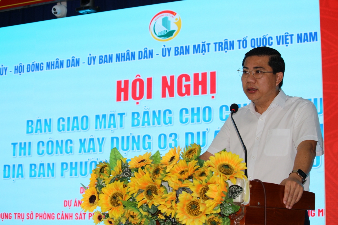 ong_vo_tan_quan_chu_tich_ubnd_phuong_cat_lai_anh_ubnd_phuong_cat_lai.jpg