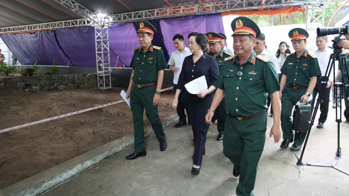 Phó Thủ tướng Phạm Thị Thanh Trà tại khu vực thực hiện công tác tìm kiếm, quy tập hài cốt liệt sĩ (Ảnh: Thu Giang VGP)