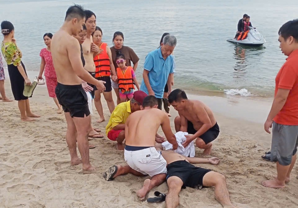 so-cuu-ban-dau-giup-cac-nan-nhan-duoi-nuoc-qua-con-nguy-kich.jpg