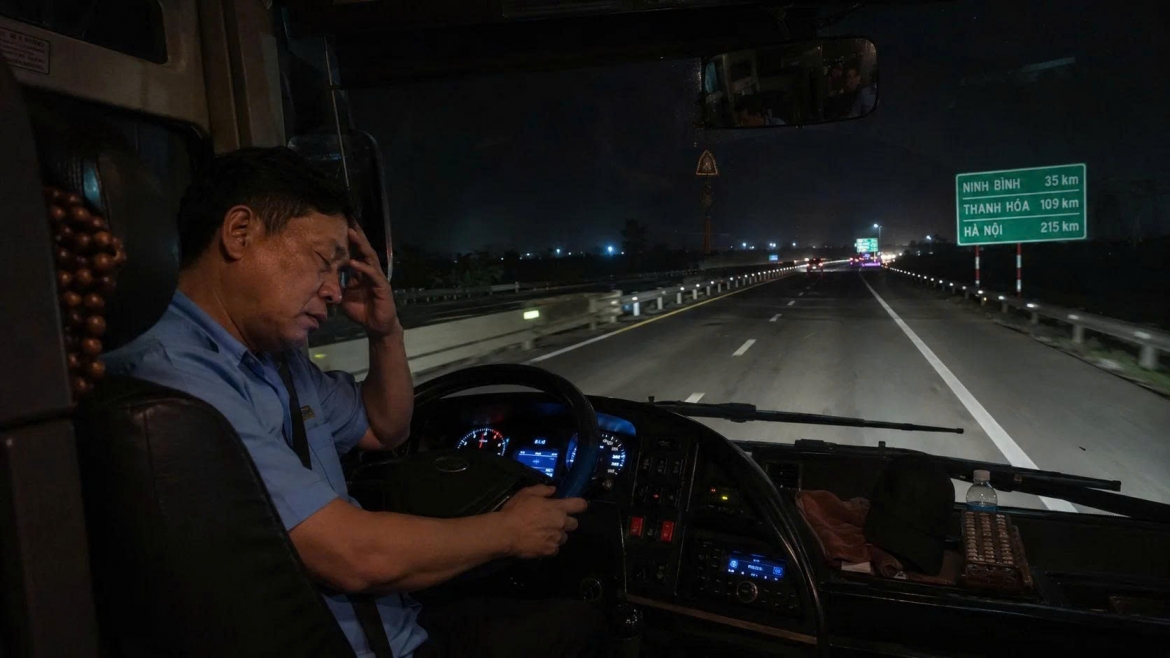 Lái xe đường dài đối mặt nguy cơ buồn ngủ, mất tập trung trong khung giờ đêm khuya (Ảnh minh họa: ChatGPT)