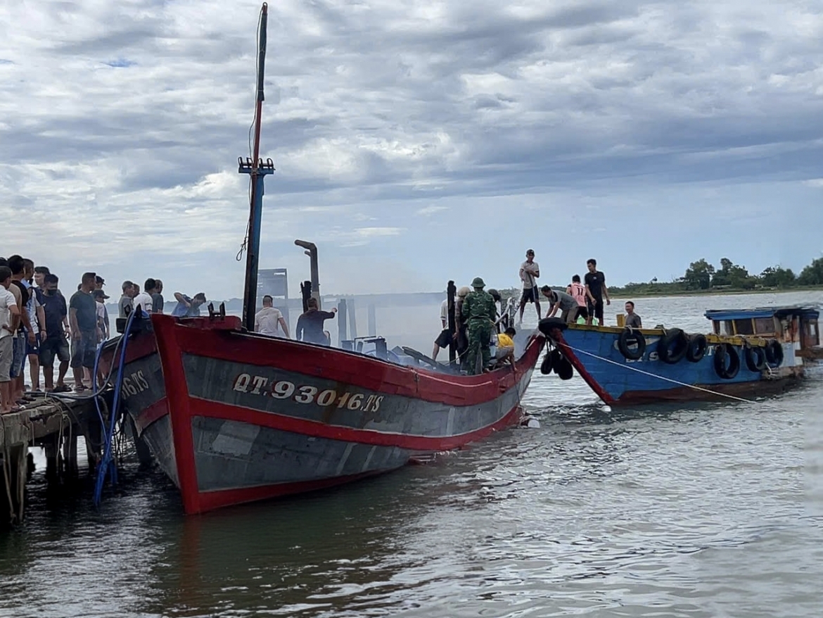 tau-ca-boc-chay-tai-cau-cang-cua-viet-quang-tri.jpg